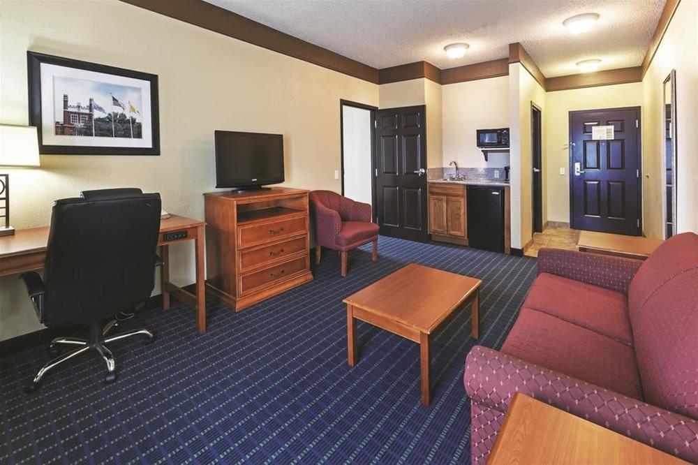 Comfort Inn & Suites Shawnee North Near I-40 Zewnętrze zdjęcie