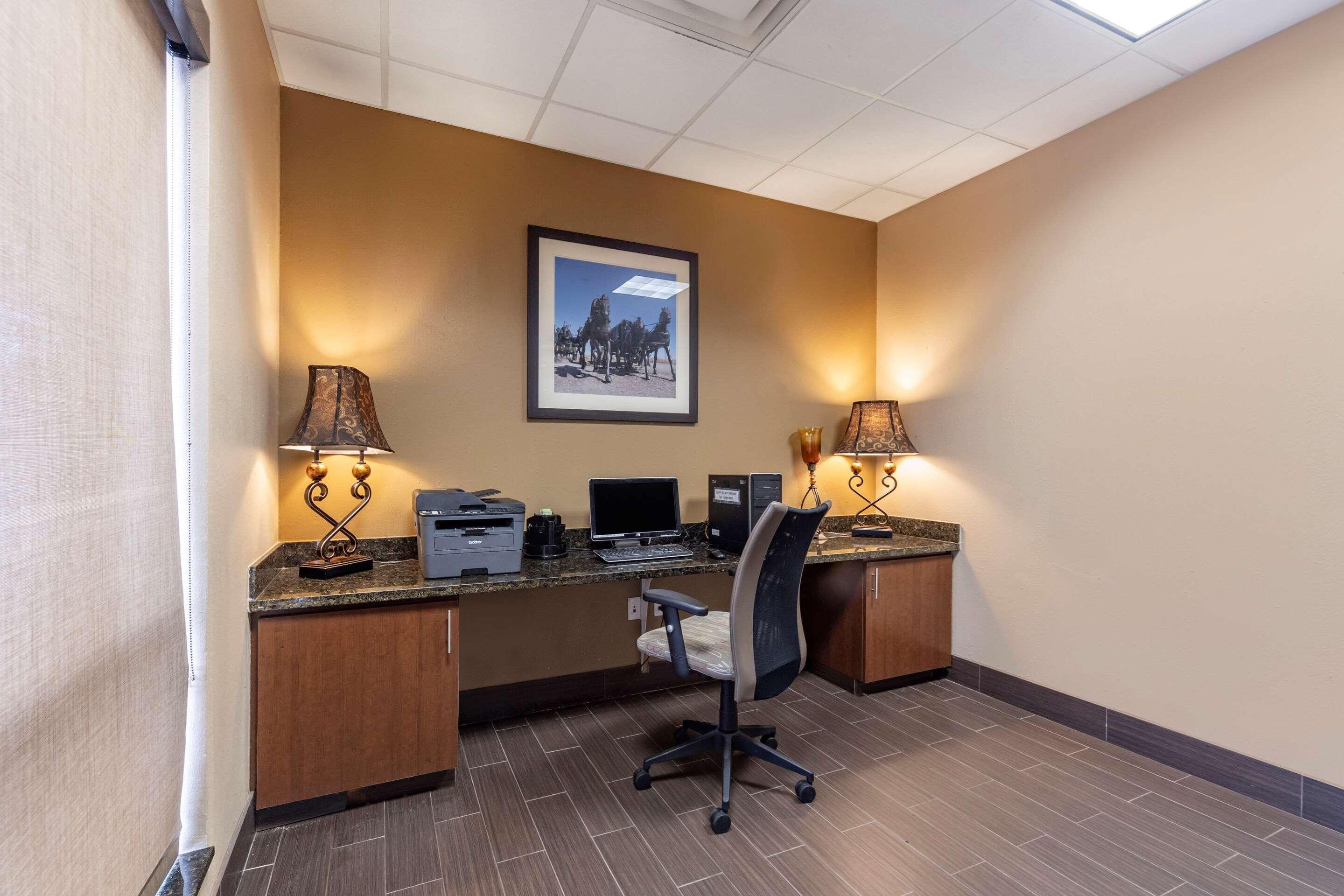 Comfort Inn & Suites Shawnee North Near I-40 Zewnętrze zdjęcie